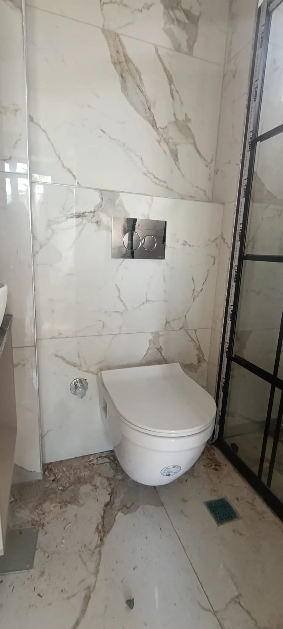 Calacatta mermer asma klozet montajı