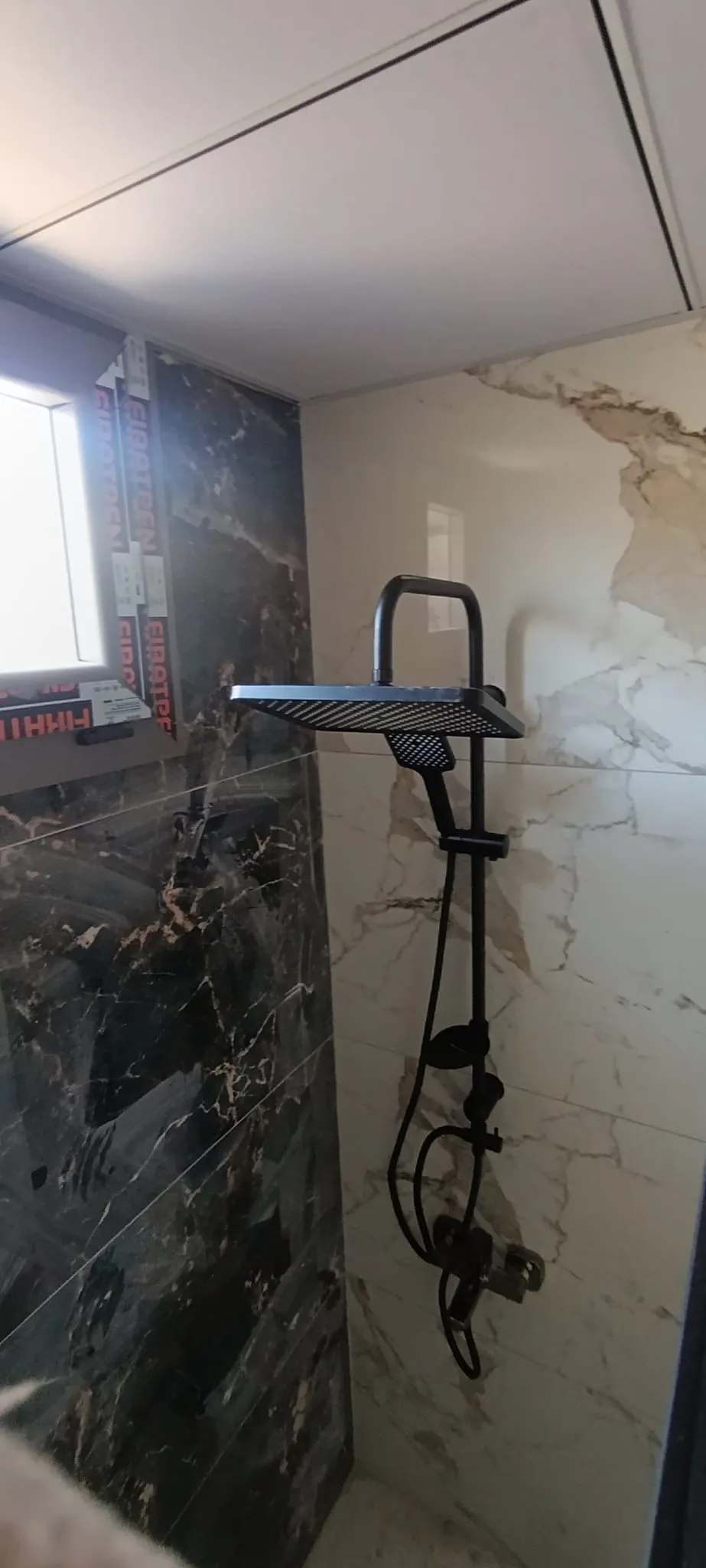 Siyah-beyaz mermer desenli, siyah duş sistemli banyo tadilatı — Mersin
