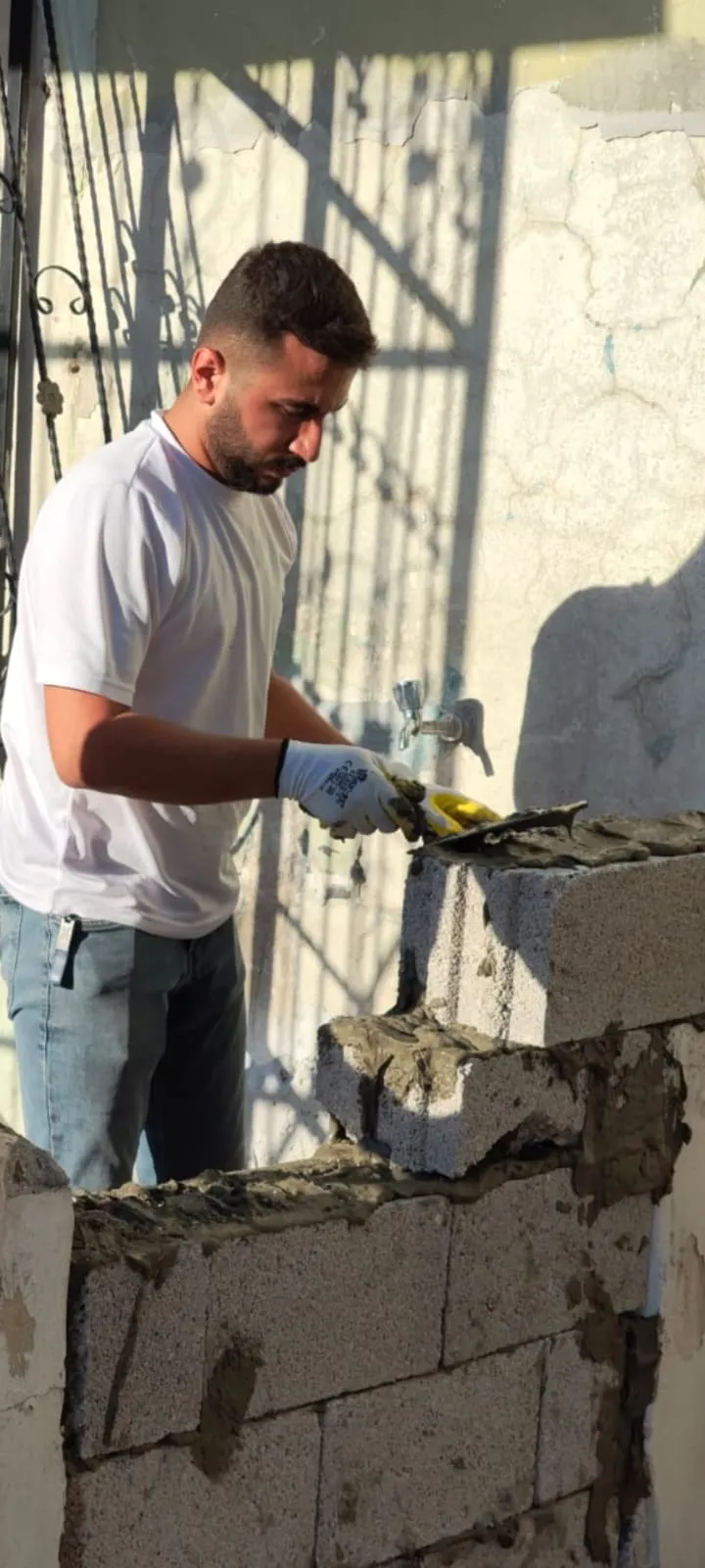 Kahraman Yapı ekibi sahada duvar örme işinde — Mersin